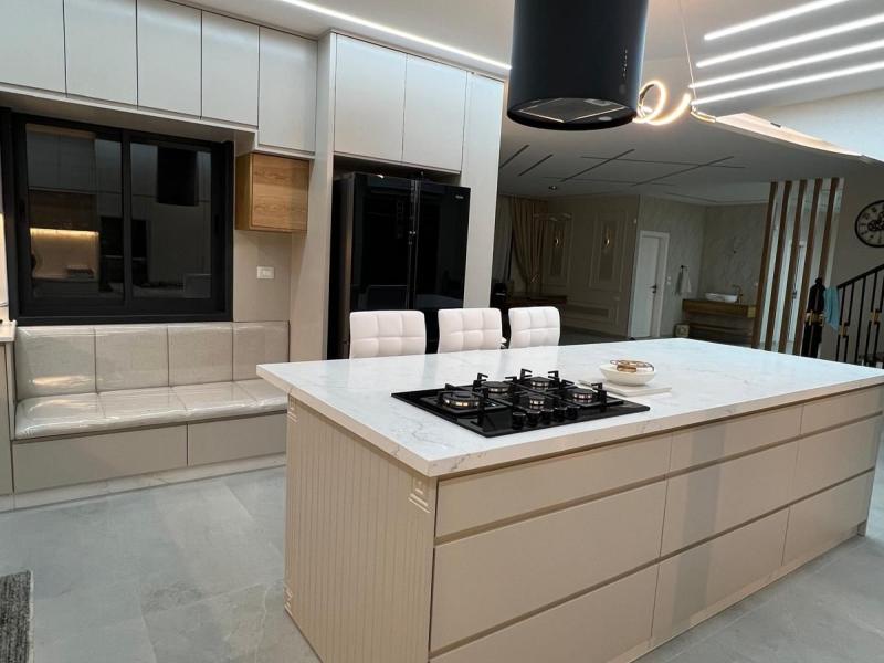Cream Handleless Kitchen 1