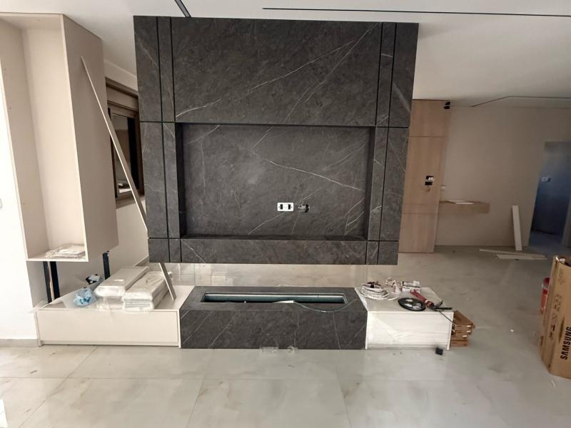 مطبخ بالجوز والرخام الأبيض 1
